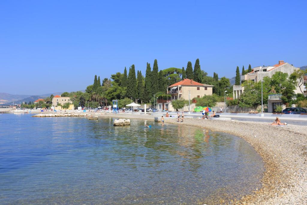Fotografie z fotogalerie ubytování Apartments by the sea Kastel Luksic, Kastela - 12872 v destinaci Kaštela