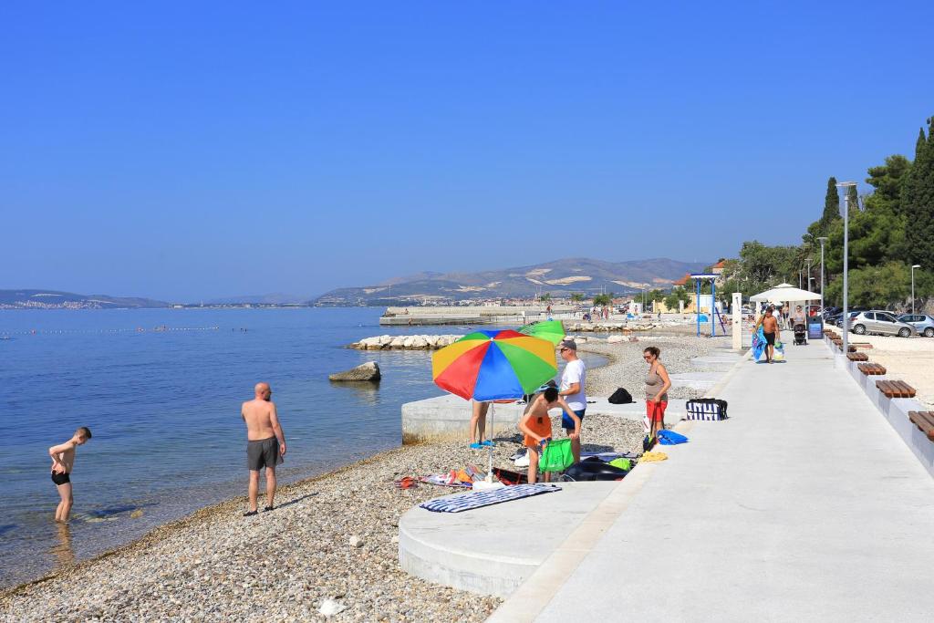 Fotografie z fotogalerie ubytování Apartments by the sea Kastel Luksic, Kastela - 12872 v destinaci Kaštela