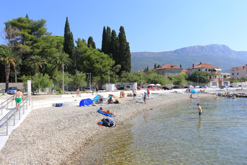 Fotografie z fotogalerie ubytování Apartments by the sea Kastel Luksic, Kastela - 12872 v destinaci Kaštela