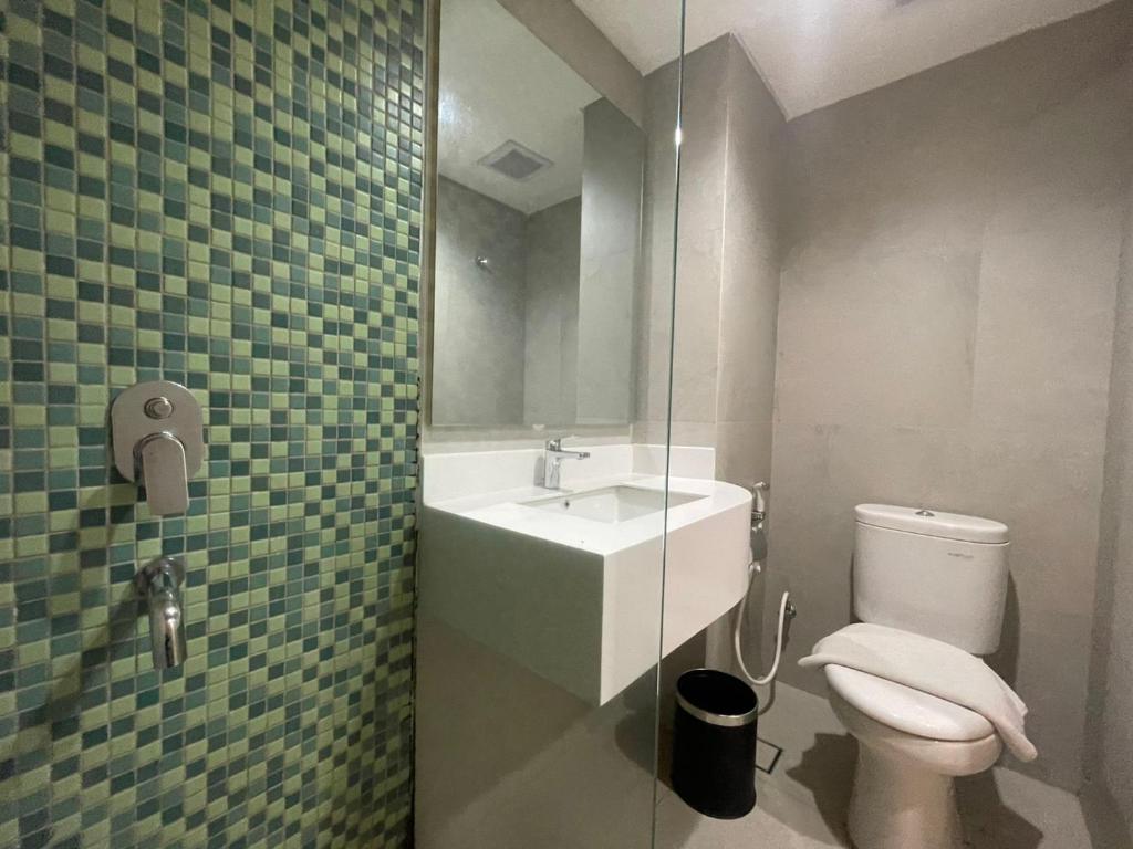 Koupelna v ubytování PALM PARK Hotel Surabaya