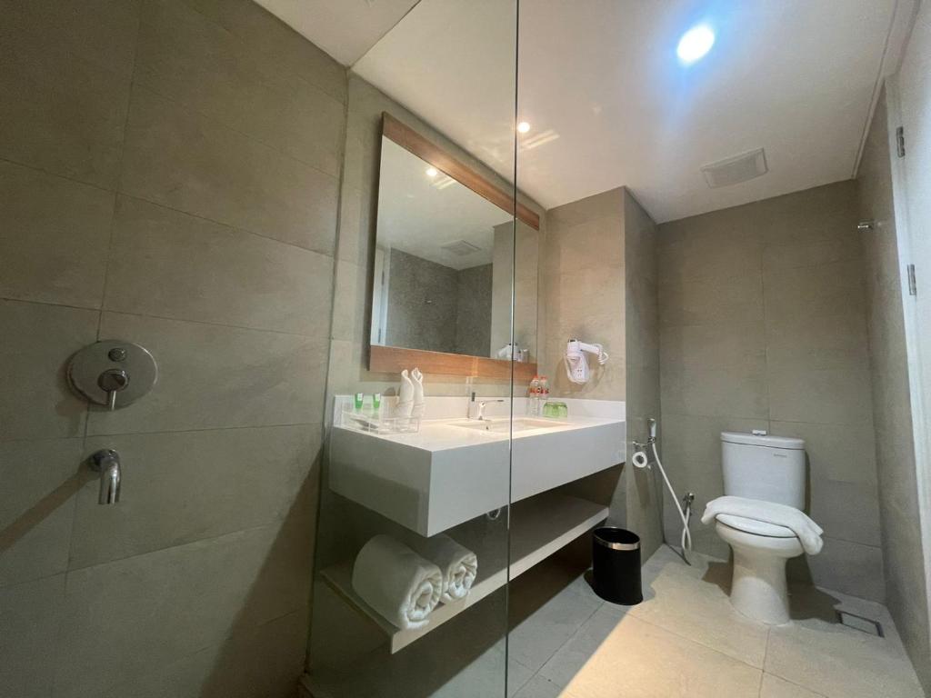 Koupelna v ubytování PALM PARK Hotel Surabaya