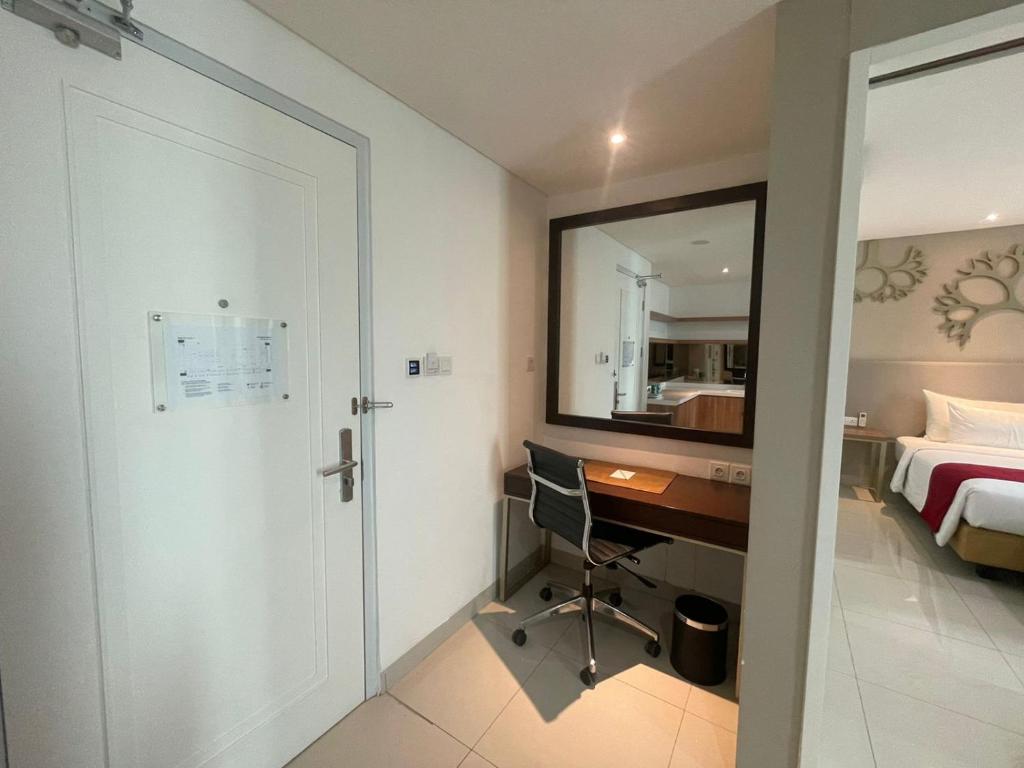 Postel nebo postele na pokoji v ubytování PALM PARK Hotel Surabaya