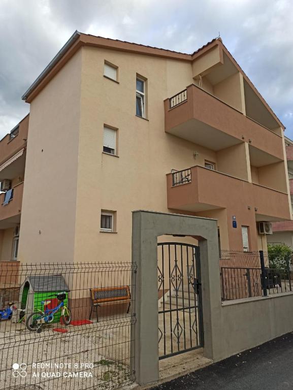 Fotografie z fotogalerie ubytování Apartments with a parking space Kastel Stafilic, Kastela - 13375 v destinaci Kaštela