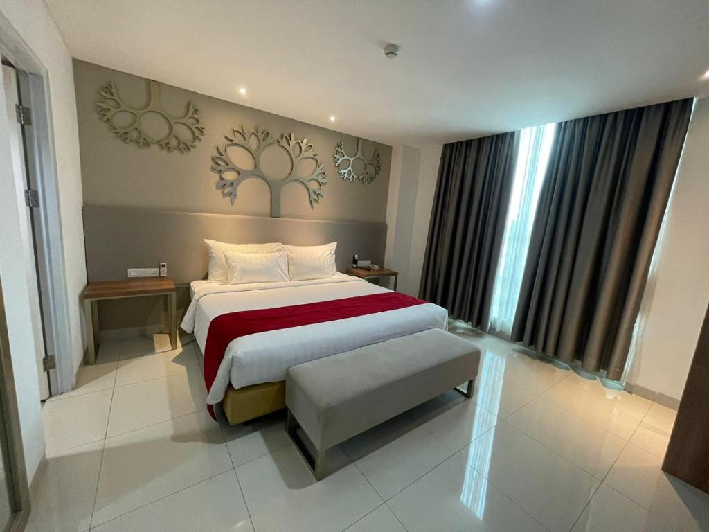 Postel nebo postele na pokoji v ubytování PALM PARK Hotel Surabaya