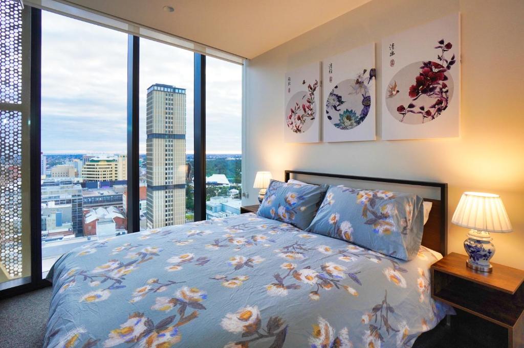 1 dormitorio con cama y ventana grande en Luxury City Zen Apartment Rundle Mall with Rooftop Spa, Gym, BBQ, en Adelaida