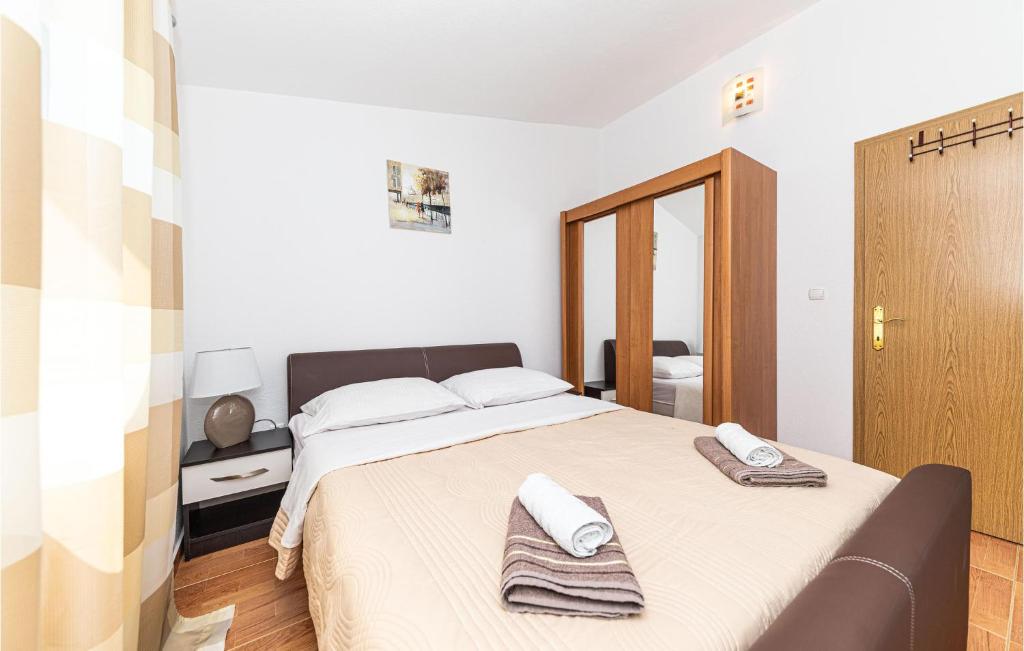 Postel nebo postele na pokoji v ubytování Two-Bedroom Apartment In Poljica