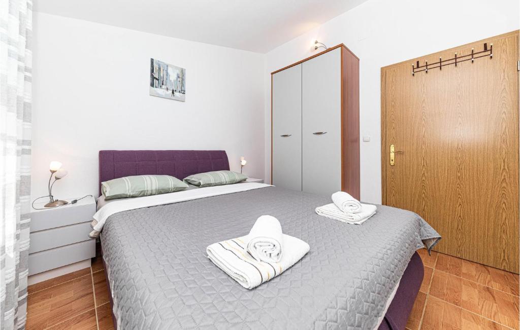 Postel nebo postele na pokoji v ubytování Two-Bedroom Apartment In Poljica