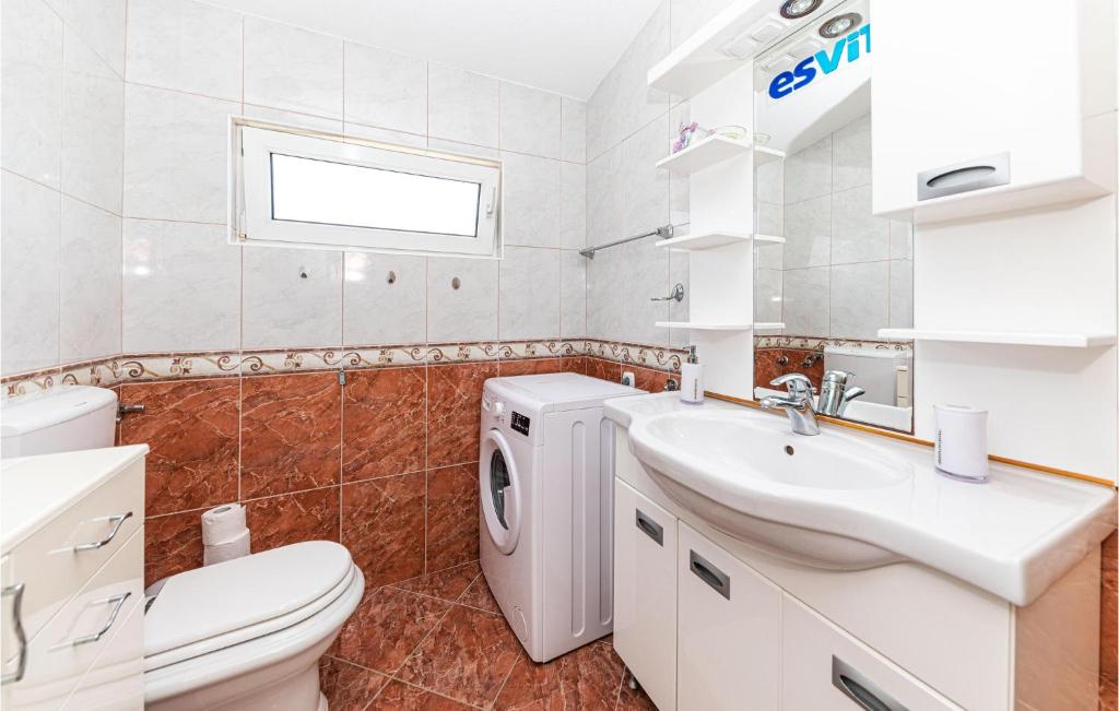 Koupelna v ubytování Two-Bedroom Apartment In Poljica