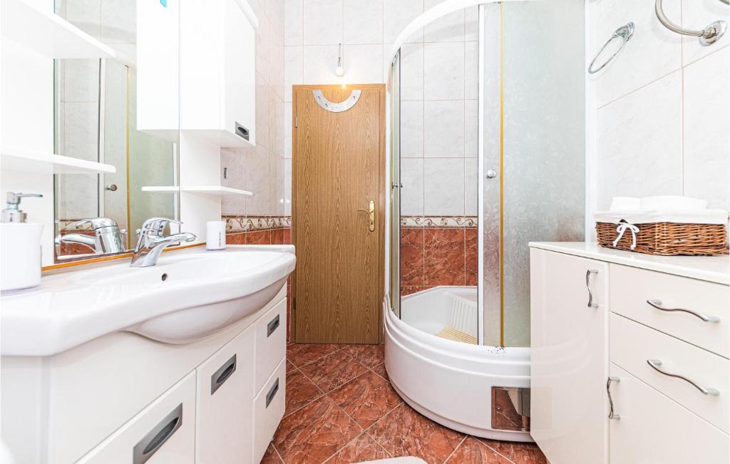 Koupelna v ubytování Two-Bedroom Apartment In Poljica