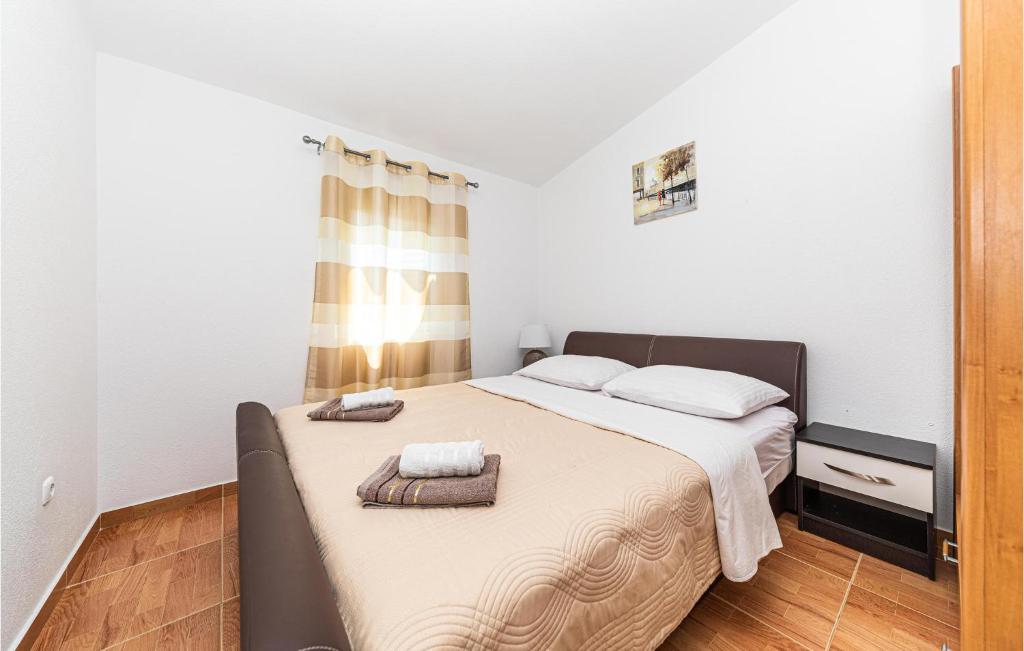 Postel nebo postele na pokoji v ubytování Two-Bedroom Apartment In Poljica