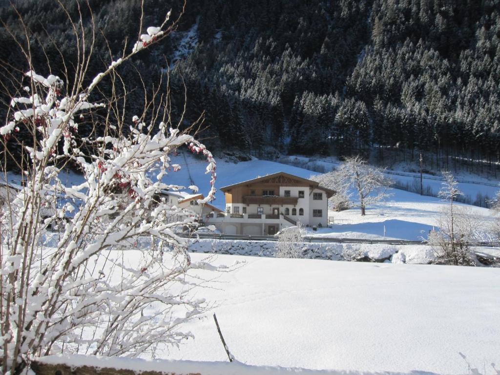 una casa en medio de un campo cubierto de nieve en Alpenapart Walch, en Jerzens