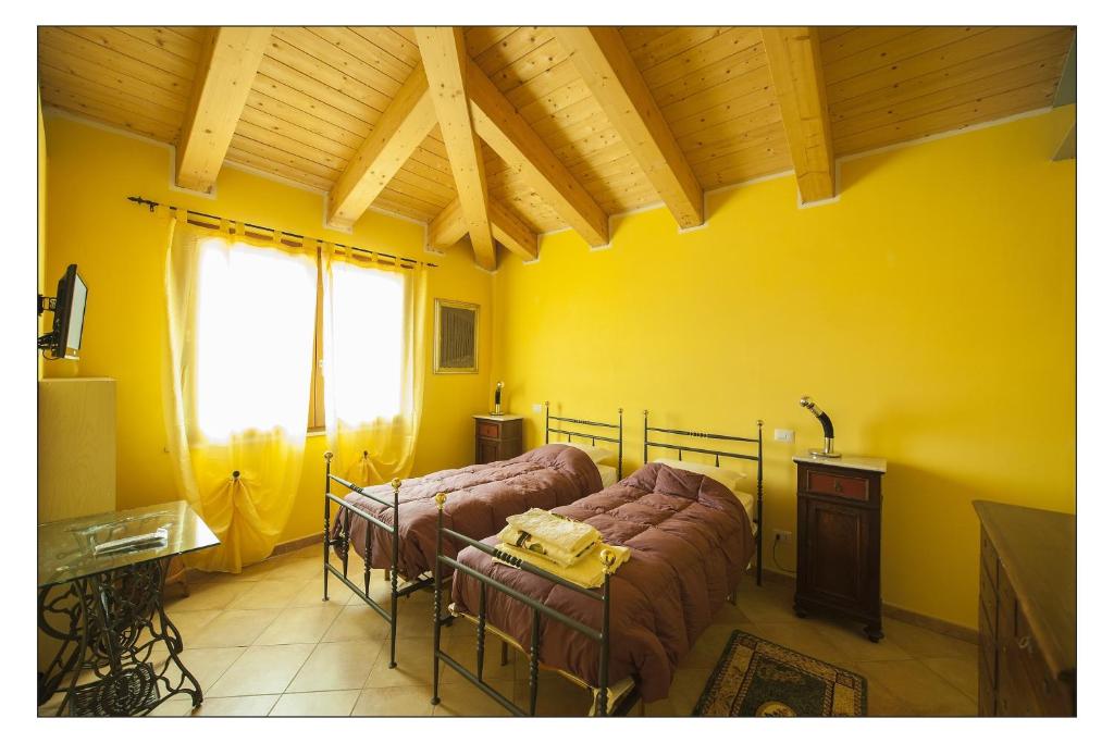 A television and/or entertainment centre at Bed & Breakfast Montesterlino