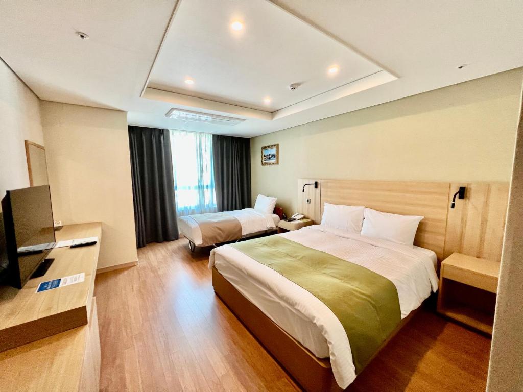 Postel nebo postele na pokoji v ubytování Crown Harbor Hotel Busan