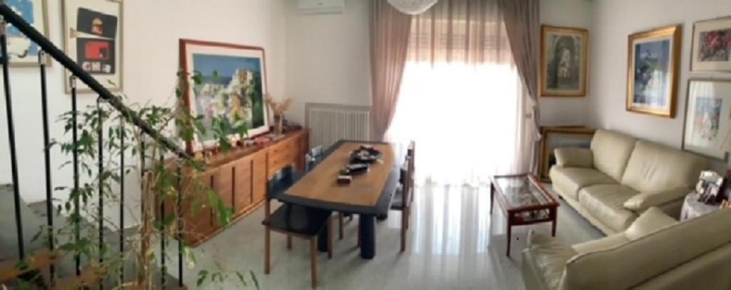 un soggiorno con divano e tavolo di A great house,food&good wine with a tour in Matera a Barile