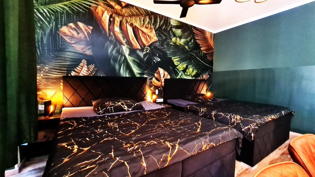1 dormitorio con 1 cama con un mural tropical en la pared en Vienna CityApartments - Premium 6, en Viena