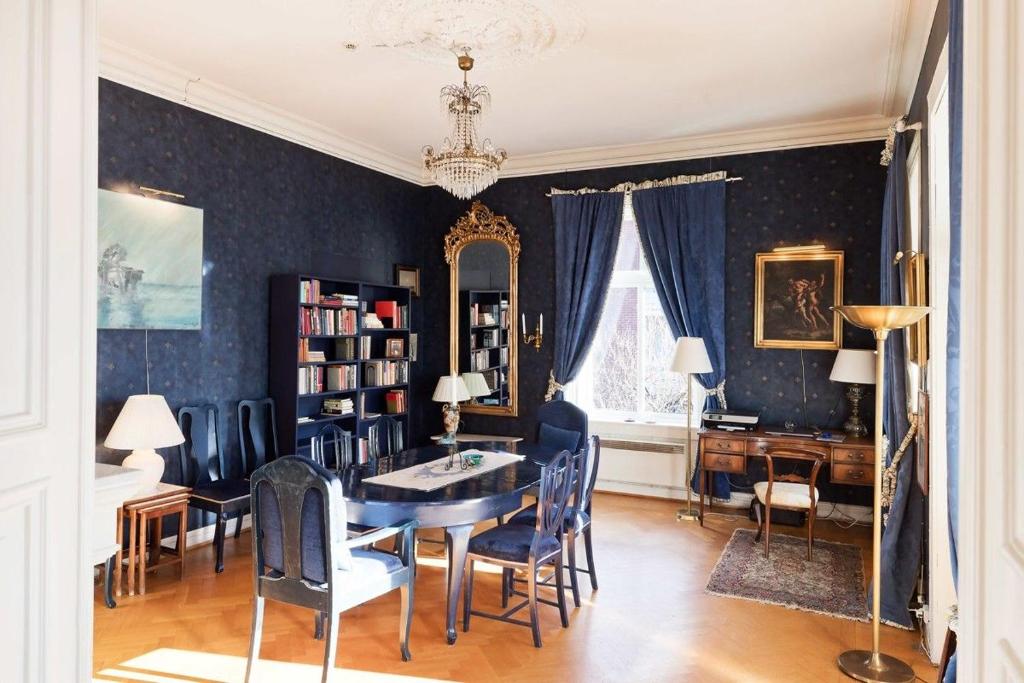 ein Esszimmer mit einem Tisch und Stühlen in der Unterkunft Villa Internationals Residence in Oslo