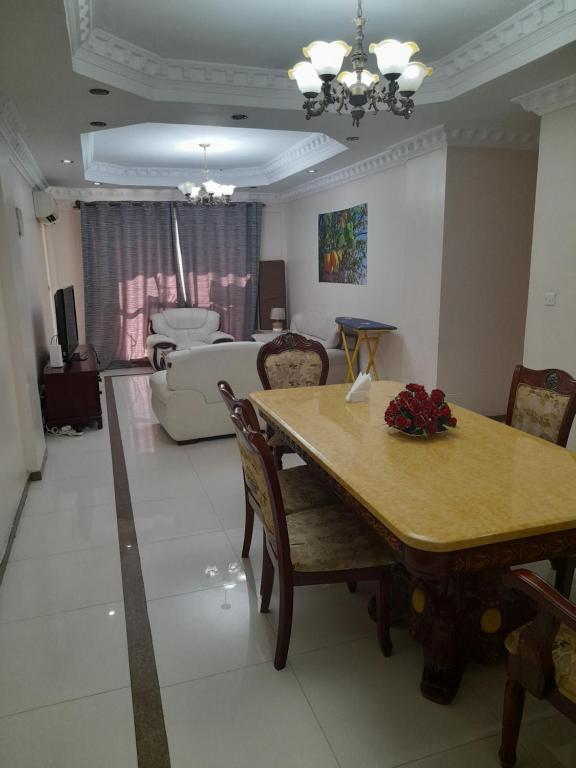 sala de estar con mesa y sofá en Lemon tree, en Dar es Salaam