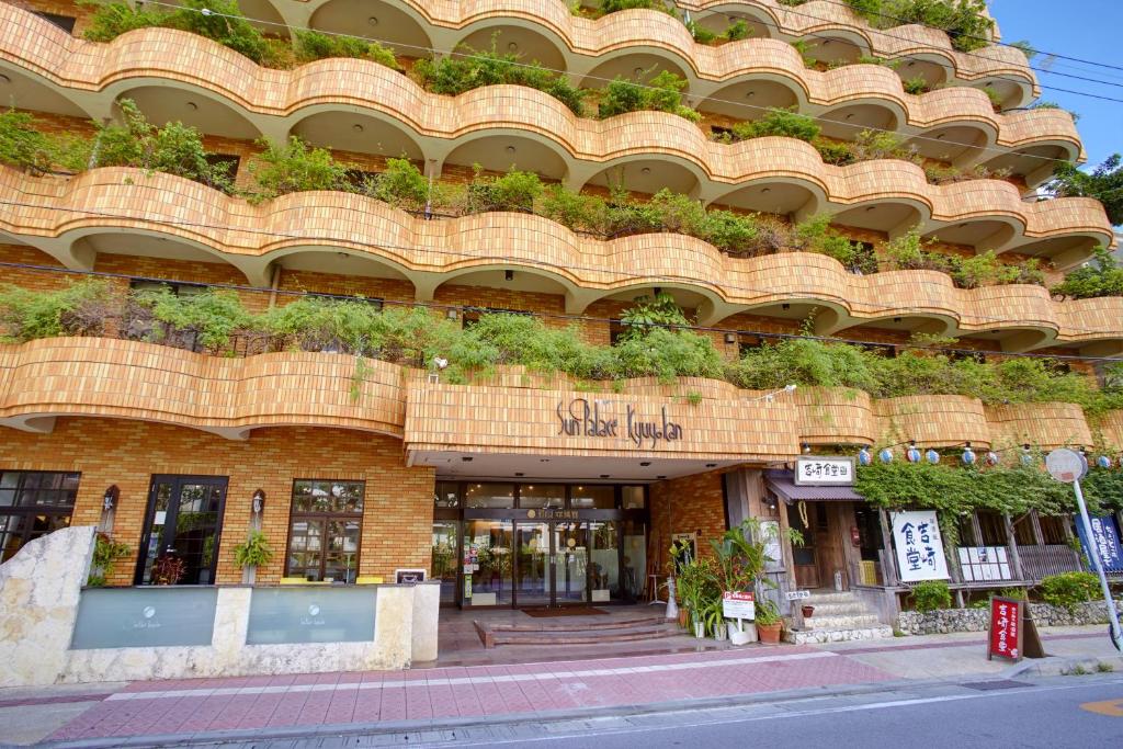 un edificio con plantas a su lado en Sun Palace Kyuyokan, en Naha