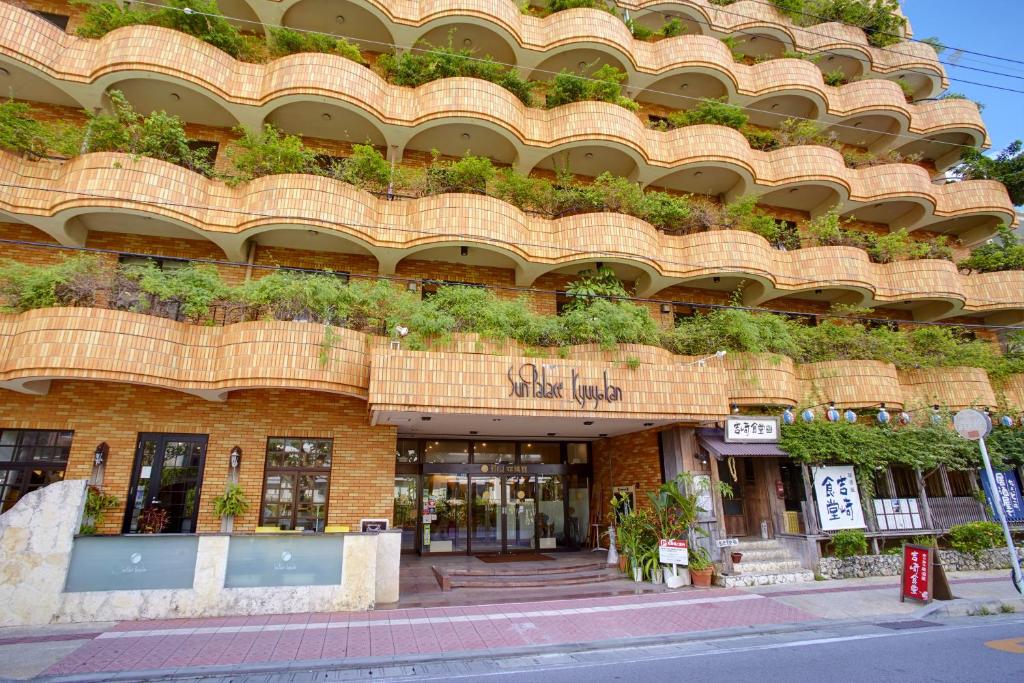 那覇市にあるホテルサンパレス球陽館の側面に植物が植えられた建物