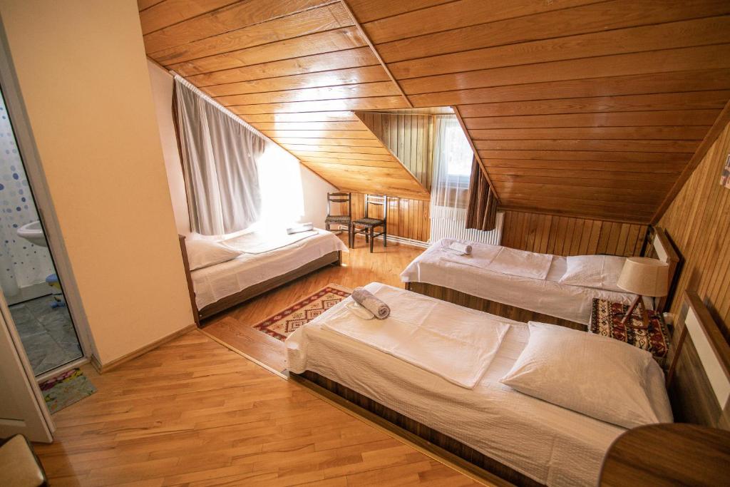 Postel nebo postele na pokoji v ubytování Family Hotel Lago & Wine Cellar