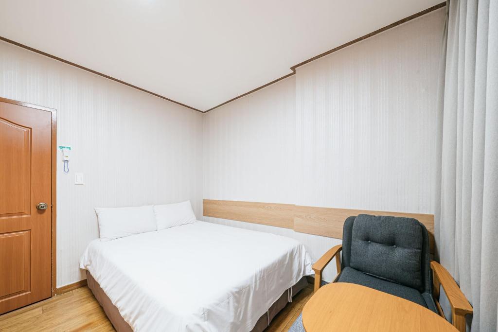 Postel nebo postele na pokoji v ubytování Jeju Miracle Hotel