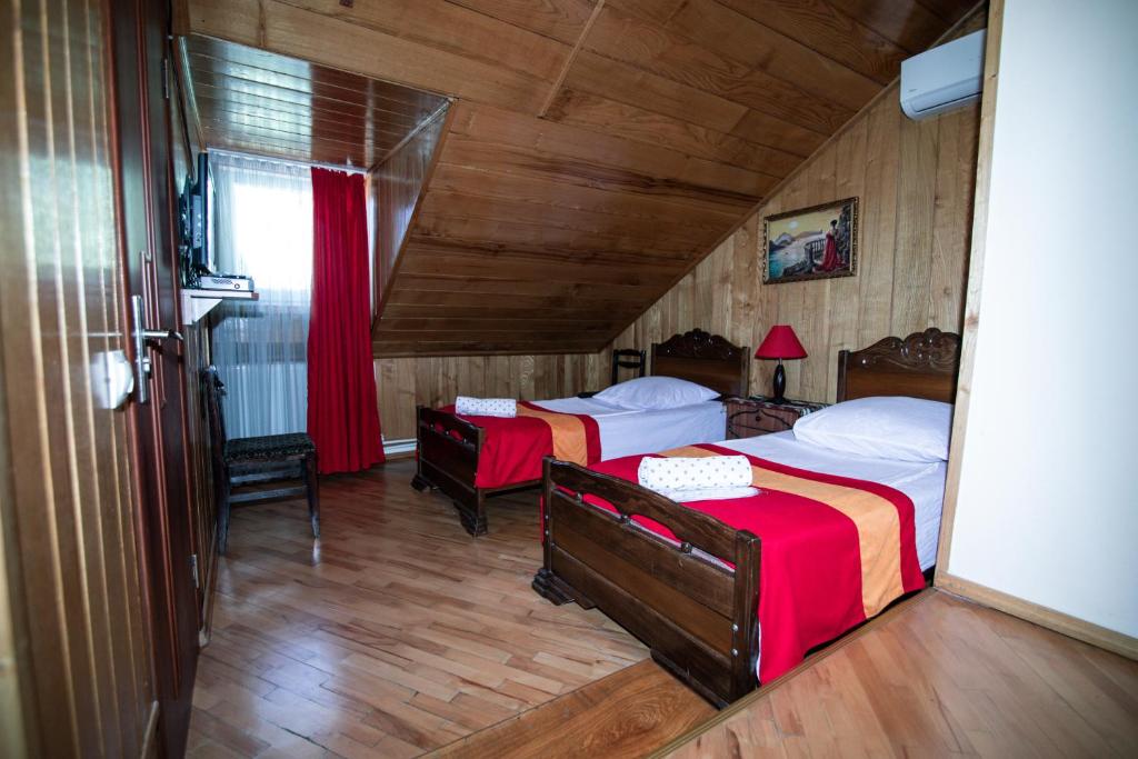 Postel nebo postele na pokoji v ubytování Family Hotel Lago & Wine Cellar