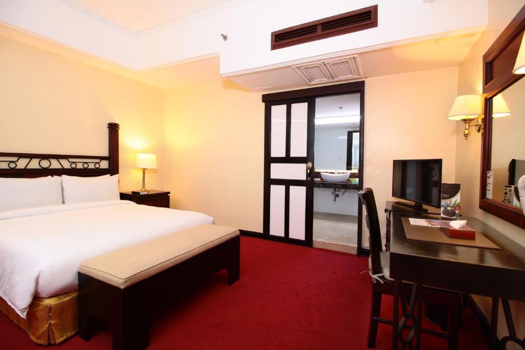 Postel nebo postele na pokoji v ubytování Bayview Park Hotel Manila
