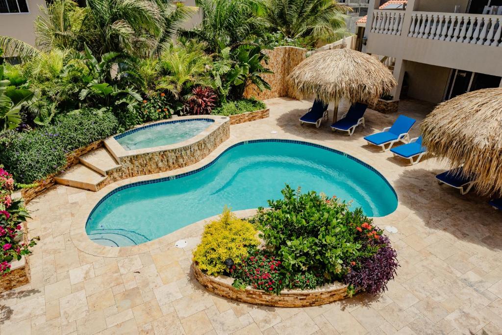 una vista aérea de una piscina en un complejo en Elegant 2-bedroom apartment 2 km from Eagle beach en Palm-Eagle Beach
