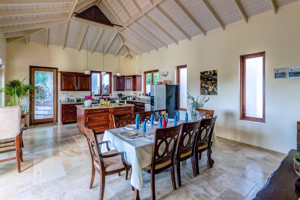Kuchyň nebo kuchyňský kout v ubytování Sadewa Villa
