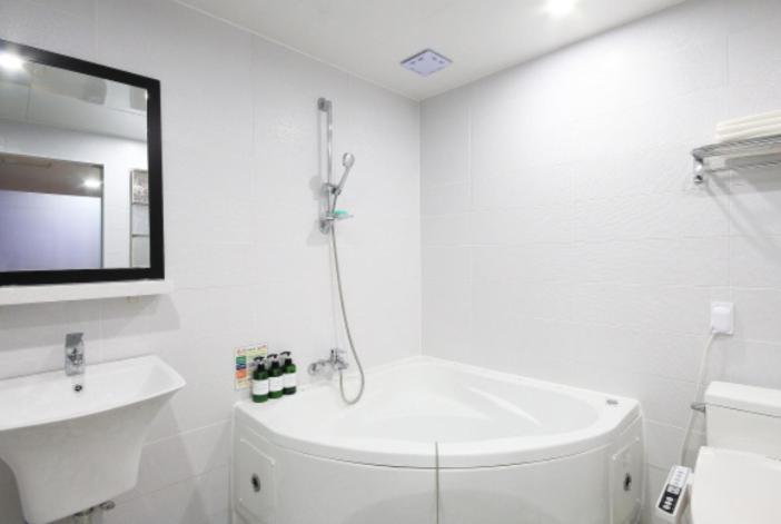Java Hotel的一间浴室