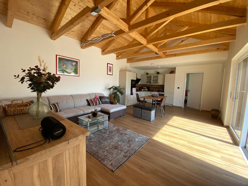 ein Wohnzimmer mit einem Sofa und einem Tisch in der Unterkunft Prosluněný dům s výhledem na Pálavu in Brod nad Dyjí