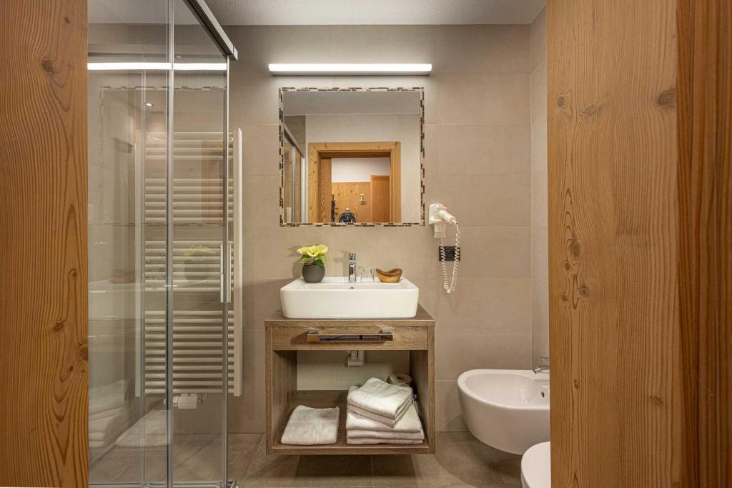 Koupelna v ubytování Almhotel Lenz