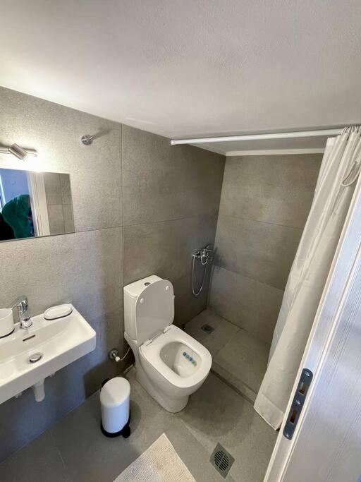 A bathroom at Villa Isabella Aegina