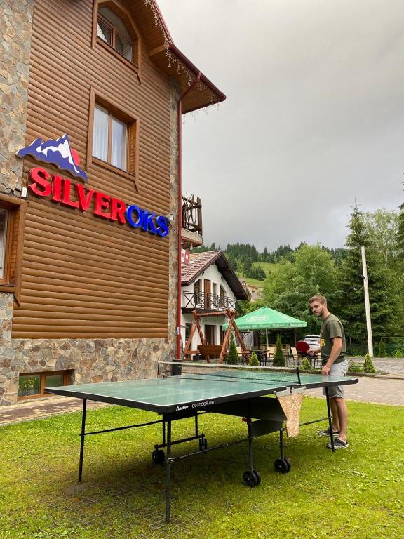 Stolní tenis v ubytování Silveroks Hotel nebo okolí