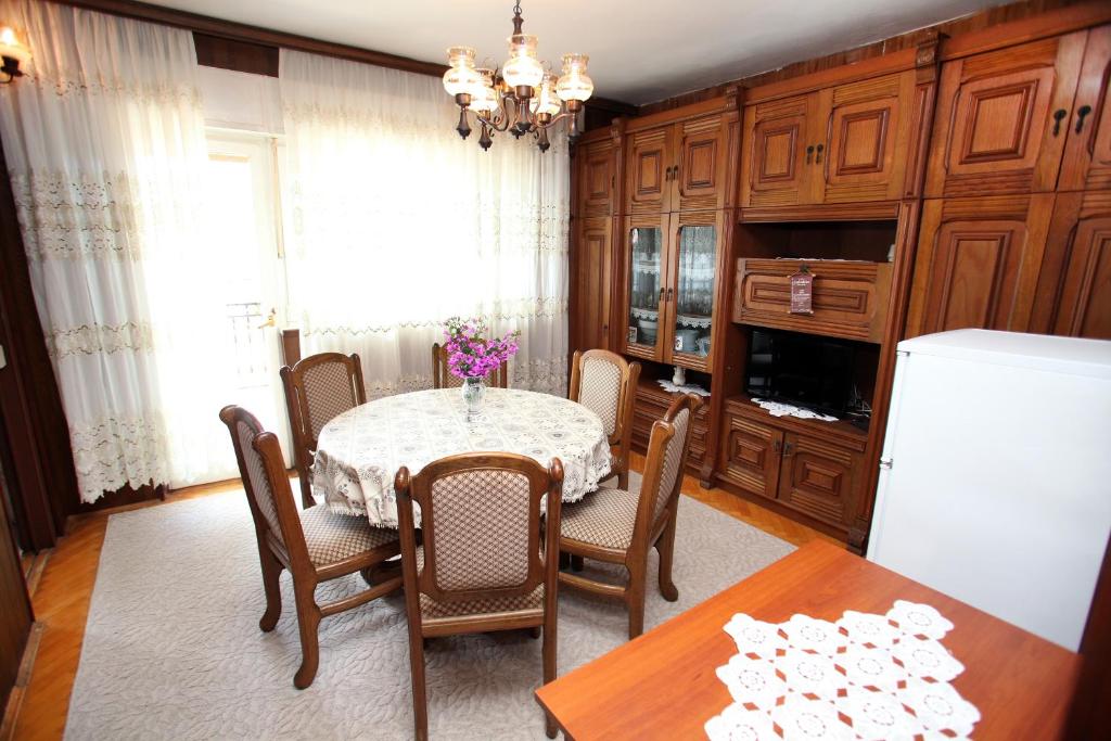 Kuchyňa alebo kuchynka v ubytovaní Apartment Vinisce 4892b