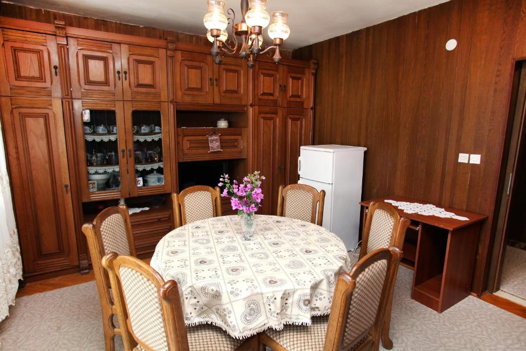 Kuchyňa alebo kuchynka v ubytovaní Apartment Vinisce 4892b