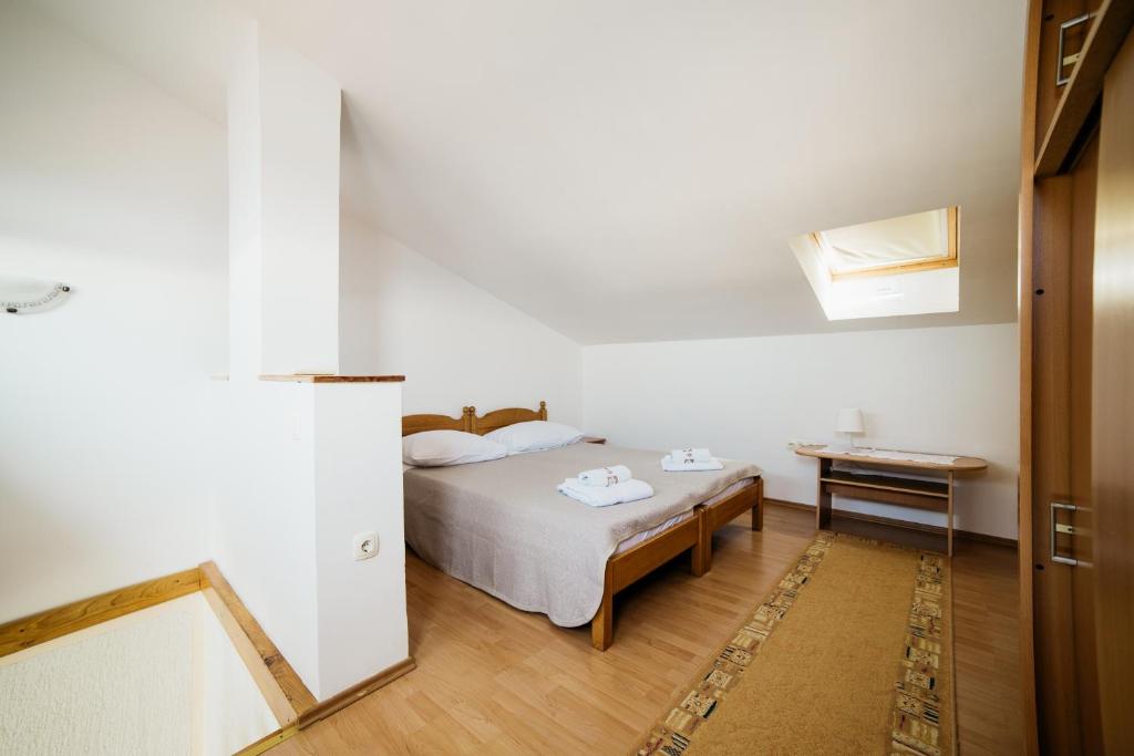 Posteľ alebo postele v izbe v ubytovaní Apartment Selce 5206a