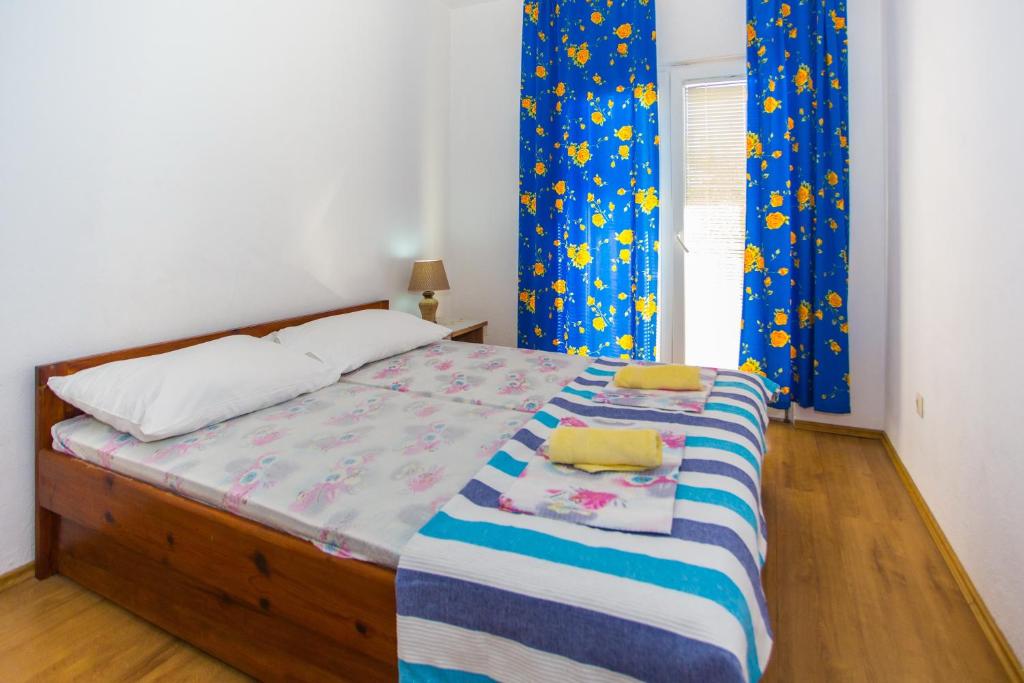Postel nebo postele na pokoji v ubytování Apartment Baska Voda 6761b