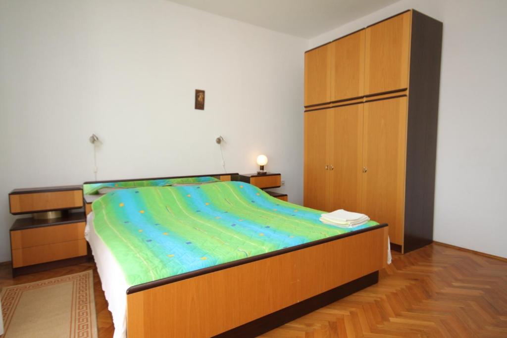Łóżko lub łóżka w pokoju w obiekcie Apartment Pag 6467c