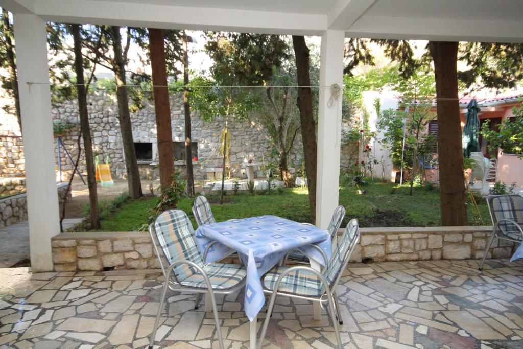 Ogród w obiekcie Apartment Pag 6467c