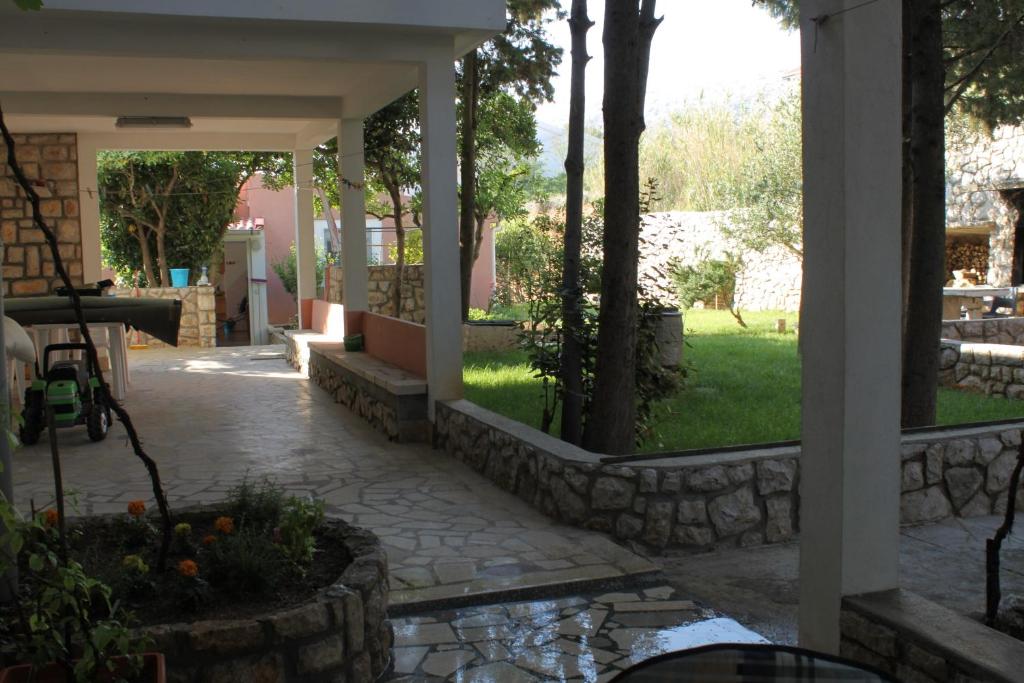 Ogród w obiekcie Apartment Pag 6467c