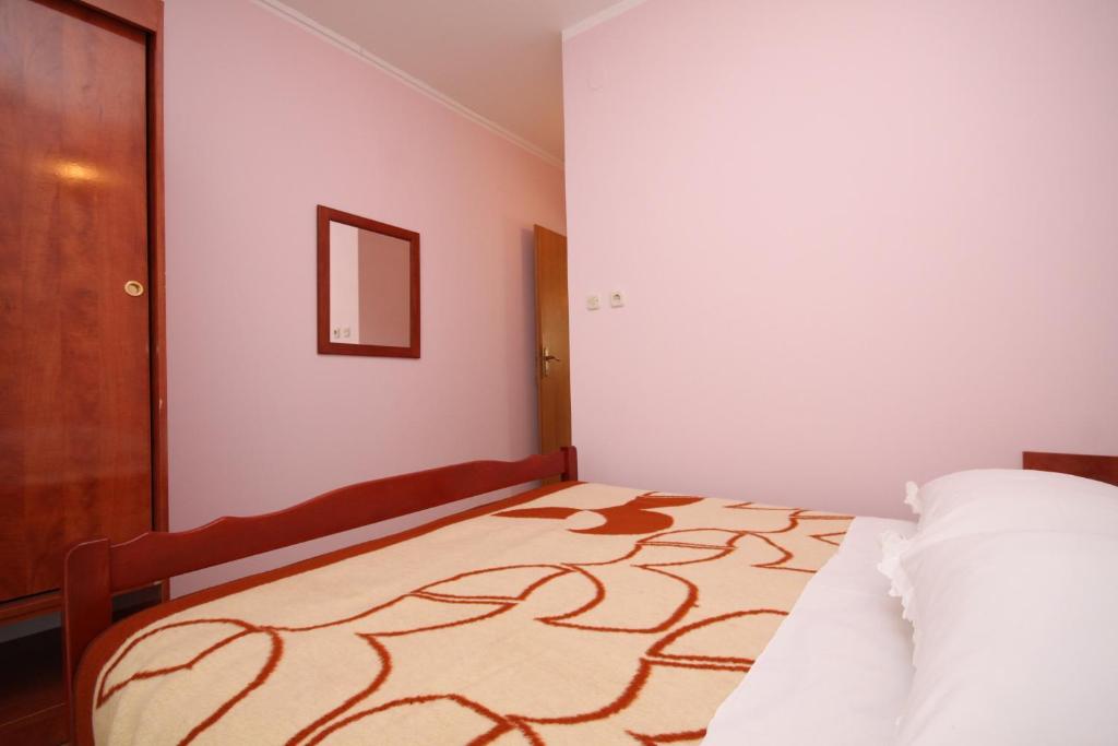 Łóżko lub łóżka w pokoju w obiekcie Apartment Stara Novalja 6469a