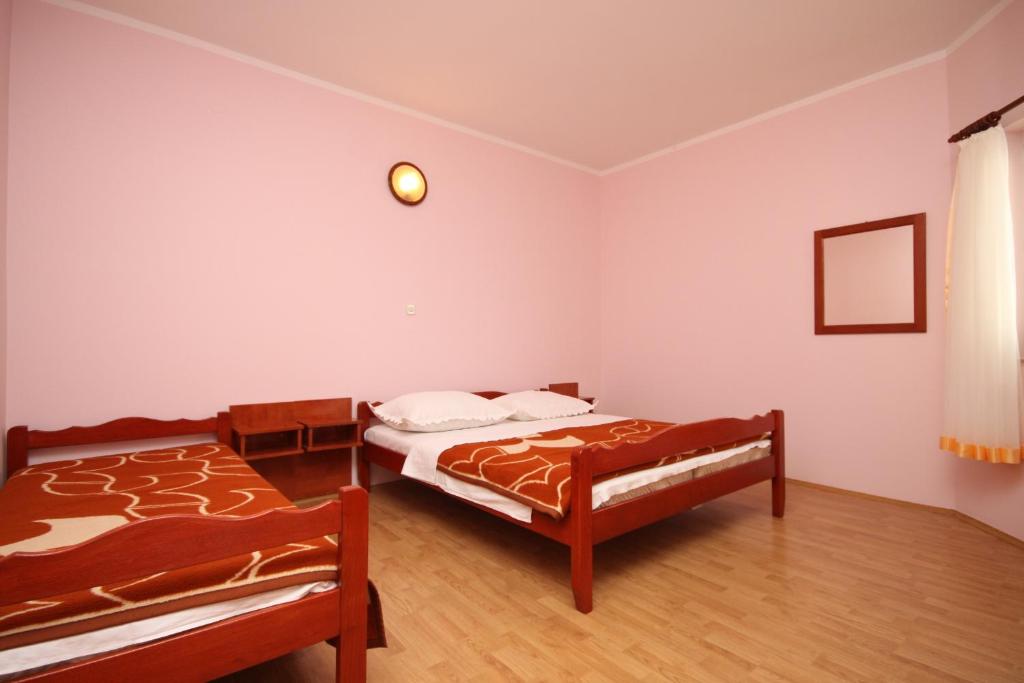 Łóżko lub łóżka w pokoju w obiekcie Apartment Stara Novalja 6469a