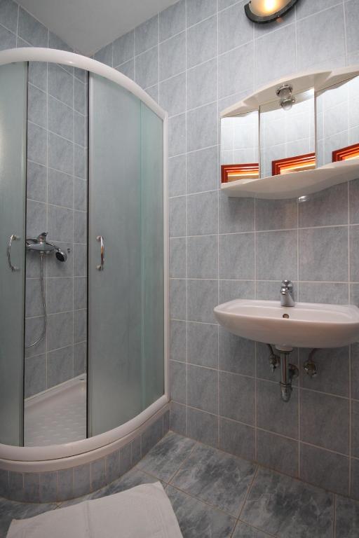 łazienka z umywalką i prysznicem w obiekcie Apartment Stara Novalja 6469a w Novalji