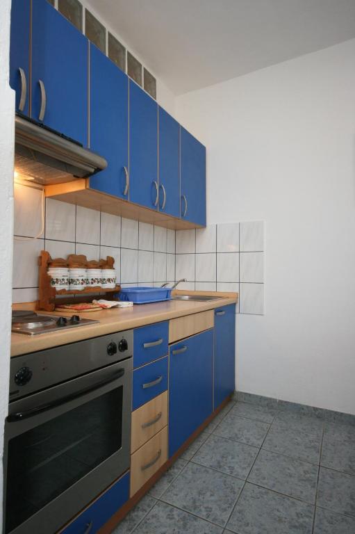 Kuchyňa alebo kuchynka v ubytovaní Apartment Starigrad 6606b