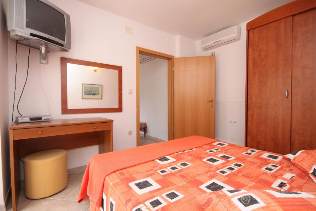 Posteľ alebo postele v izbe v ubytovaní Apartment Podgora 6725a