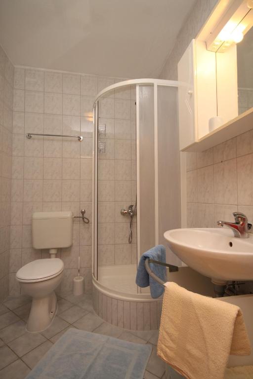 Kúpeľňa v ubytovaní Apartment Podgora 6725a