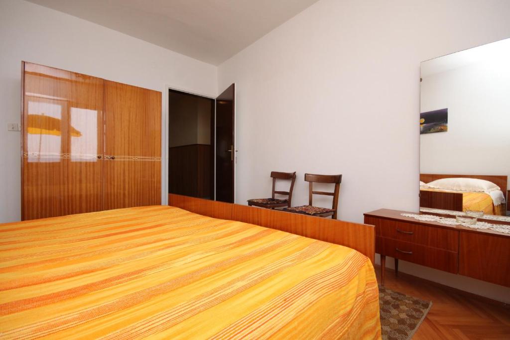 Posteľ alebo postele v izbe v ubytovaní Apartment Podgora 6670b