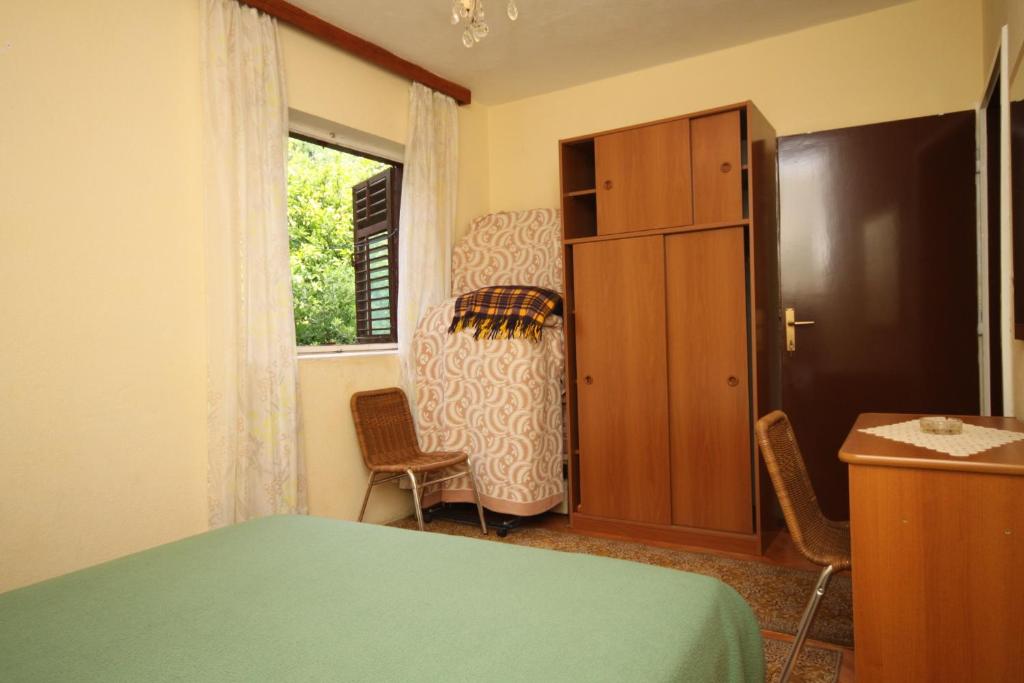 Posteľ alebo postele v izbe v ubytovaní Apartment Podgora 6670b
