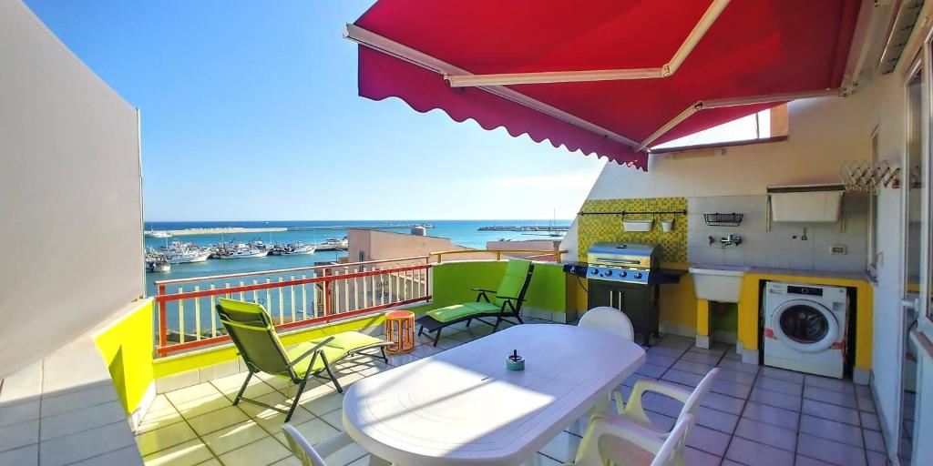 シャッカにあるThe most secluded terrace at the portの白いテーブルと椅子が備わるバルコニーと海